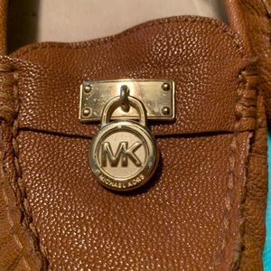 MK lock leather loafers